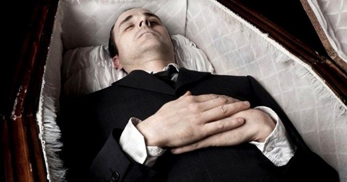 Capelli dritti sulla testa: gli scienziati hanno deciso di studiare cosa fa un cadavere nella bara, i risultati sono stati scioccanti