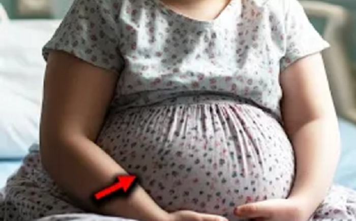 Dievčatku rástlo bruško a nevlastný otec sa podivne usmieval. Mama ju vzala k gynekológovi, ktorý ihneď zavolal políciu…